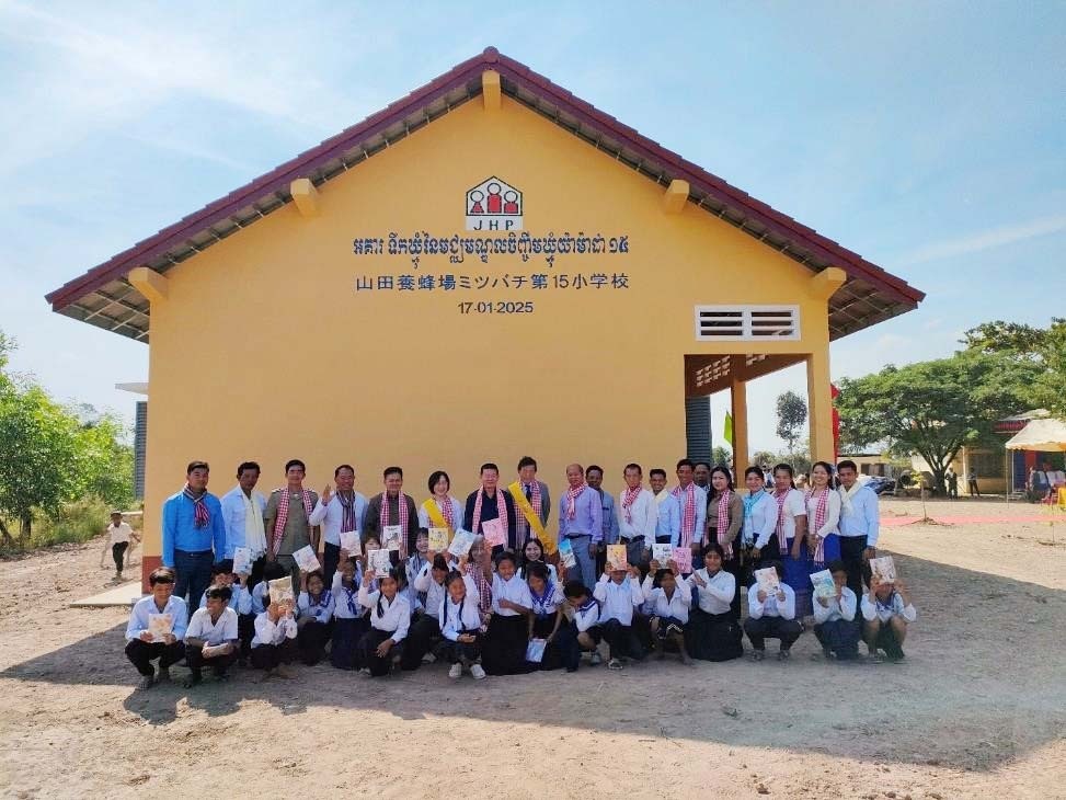 笑顔あふれる贈呈式—カンボジアに新しい校舎とトイレが誕生！